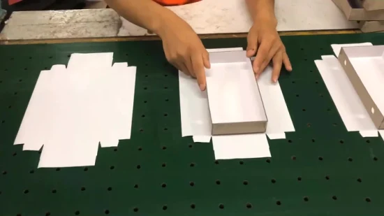 Картонная цветочная коробка с индивидуальной печатью.